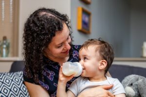 איך לבחור משאבת חלב: מדריך מקיף לאימהות בישראל